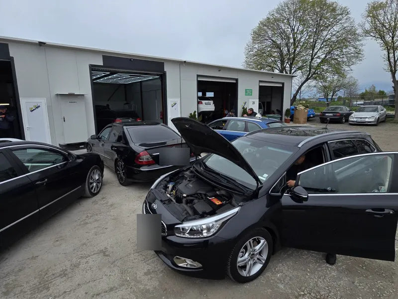 Автомобили на паркинга пред монтажния център Garage46 в Бургас
