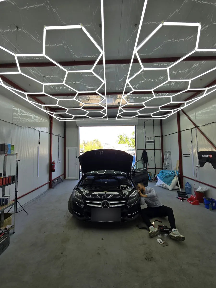 Цехът на монтажния център Garage46 в Бургас с LED осветление на тавана и автомобил на монтаж