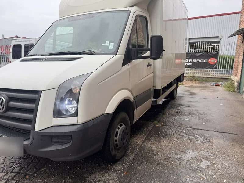 Бус VW Crafter с монтирани LED крушки пред монтажния център Garage46 в Русе