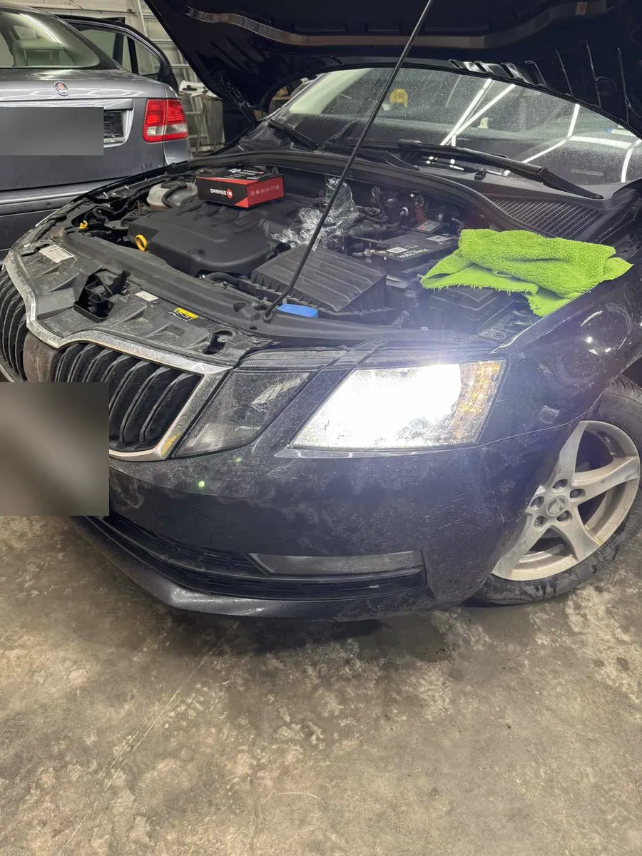 Skoda Octavia с включена LED крушка в монтажния център Garage46 в Русе
