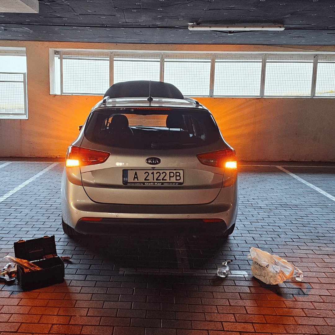 Kia със задни мигачи с халогенни крушки преди монтаж на LED крушки Garage46