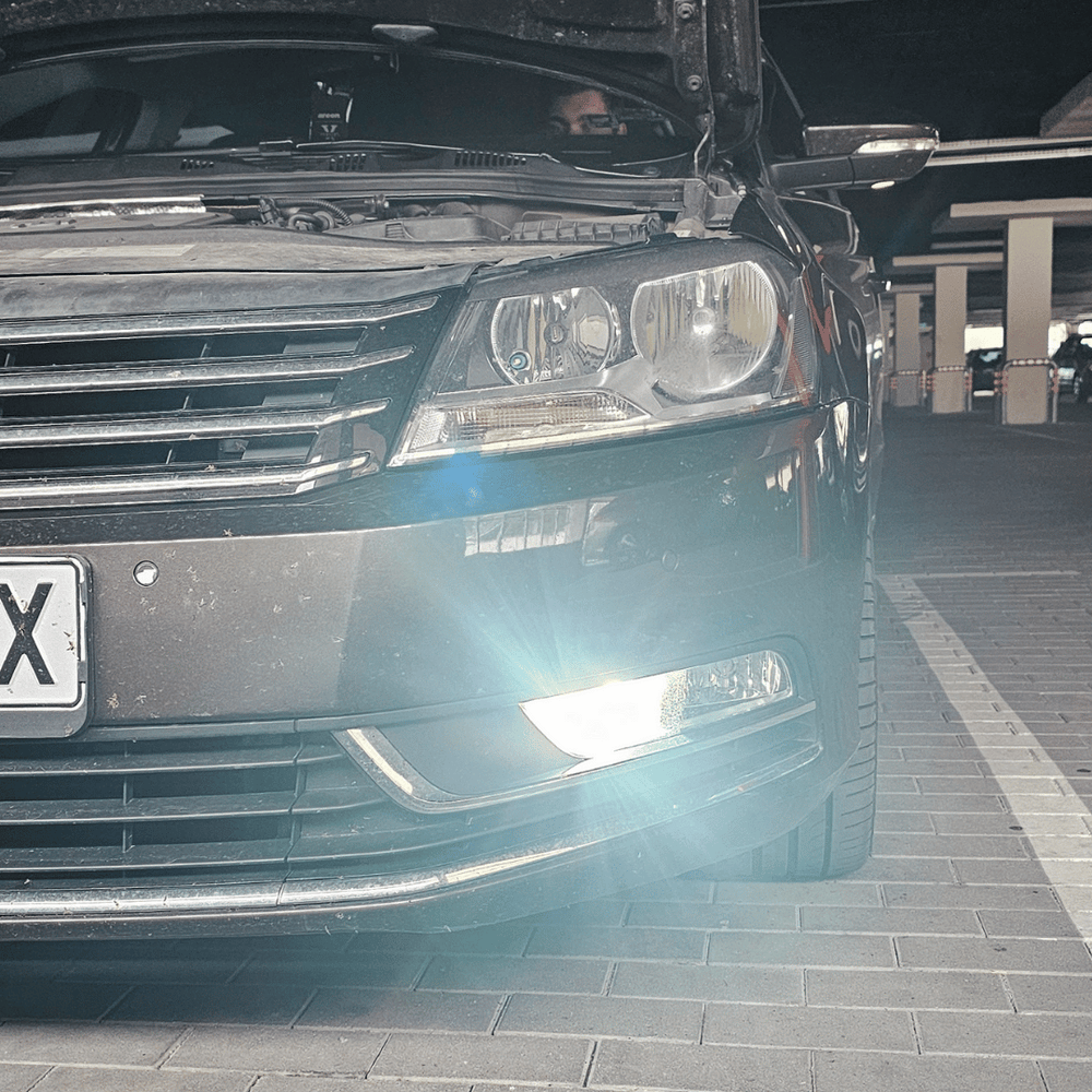 LED крушки Garage46 с ярка бяла светлина в халогенните фарове на автомобил