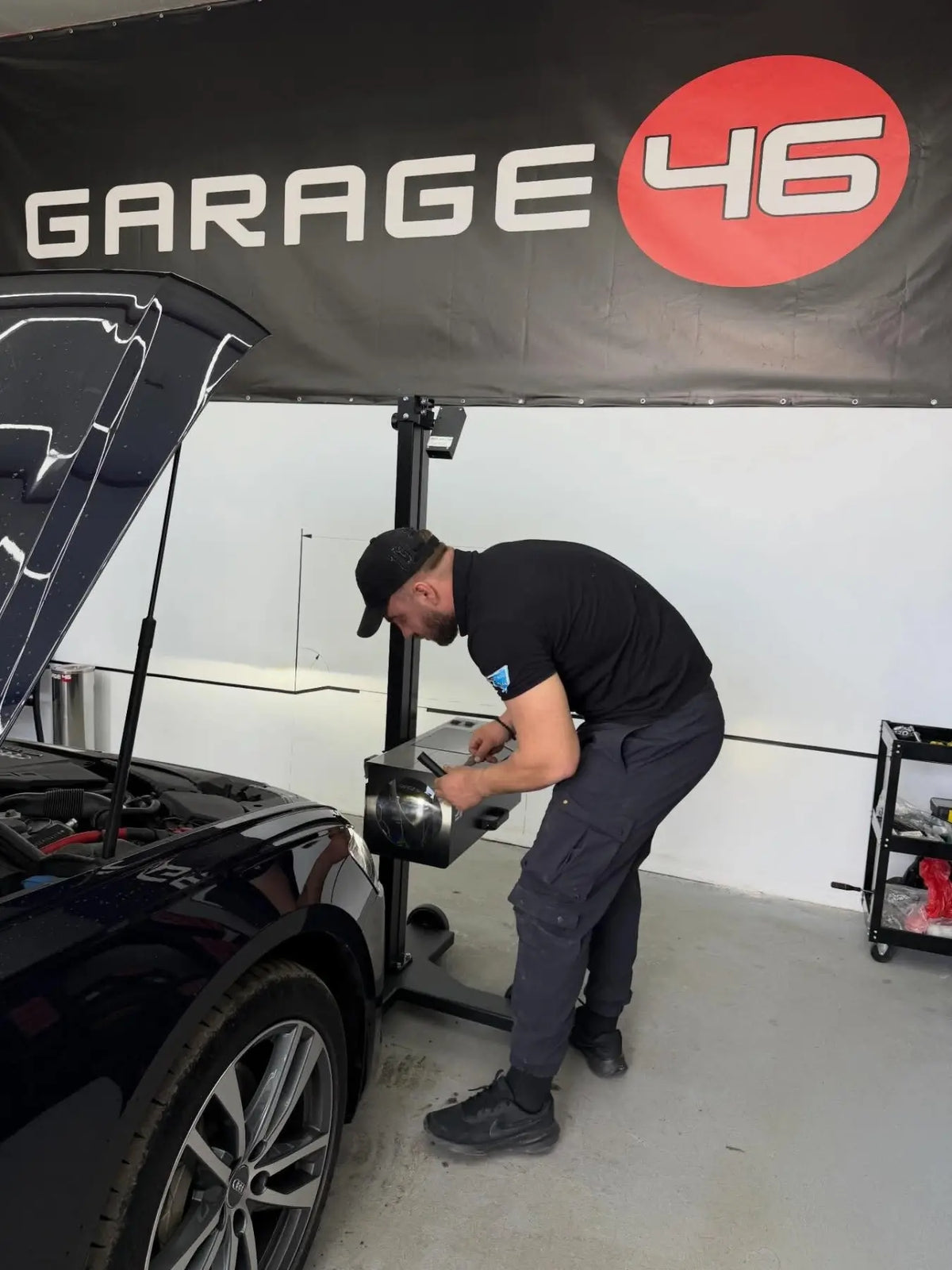 Професионален реглаж на автомобилни фарове в монтажен център Garage46